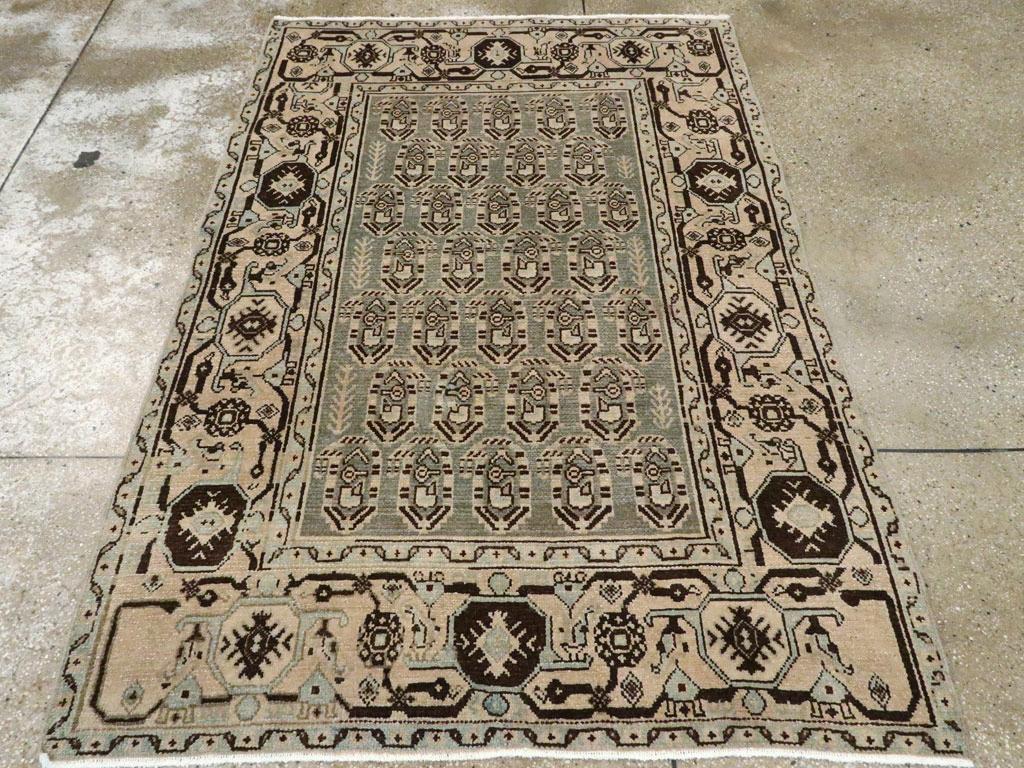 Ein alter persischer Malayer-Akzentteppich, handgefertigt in der Mitte des 20. Jahrhunderts.

Maße: 4' 5