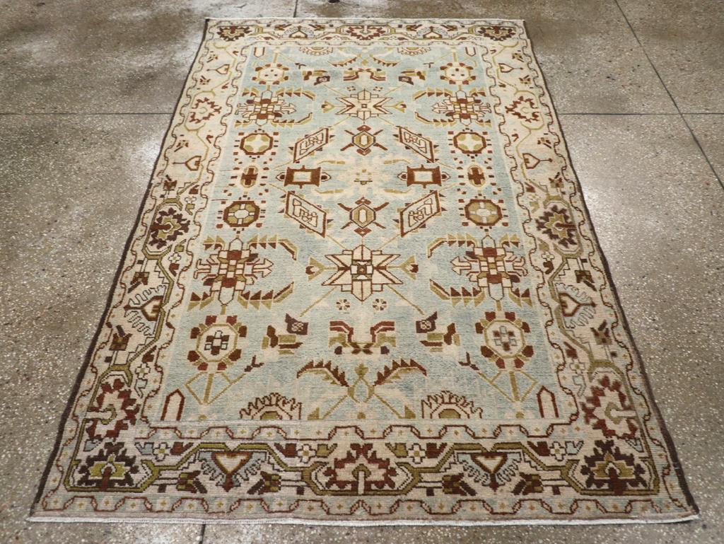 Ein alter persischer Malayer Akzentteppich. Wir haben weitere Exemplare dieses blassblau-grauen, fünfspaltigen geometrischen Stücks.  Achtecke, Mosaikrosetten mit Blättern, diagonale Rauten und andere abstrakte Motive sind in rostigem Orange,