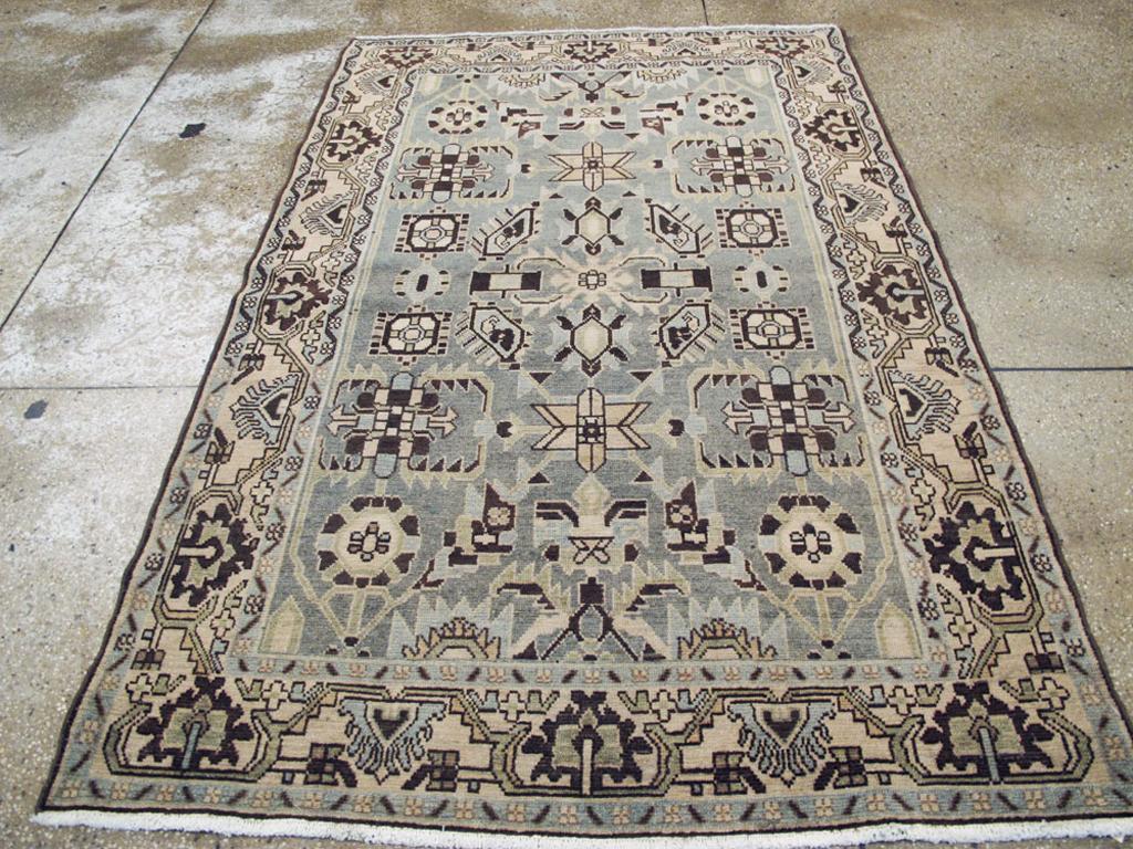 Ein alter persischer Malayer-Akzentteppich, handgefertigt in der Mitte des 20. Jahrhunderts.

Maße: 4' 5