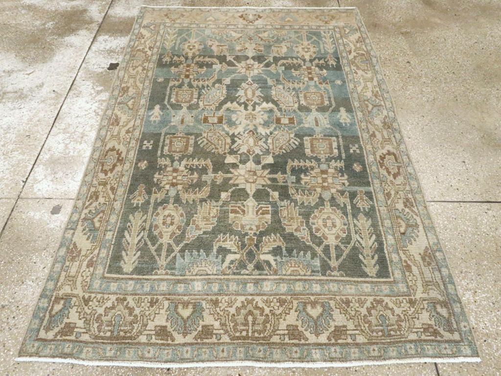 Ein alter persischer Malayer-Akzentteppich, handgefertigt in der Mitte des 20. Jahrhunderts.

Maße: 4' 5