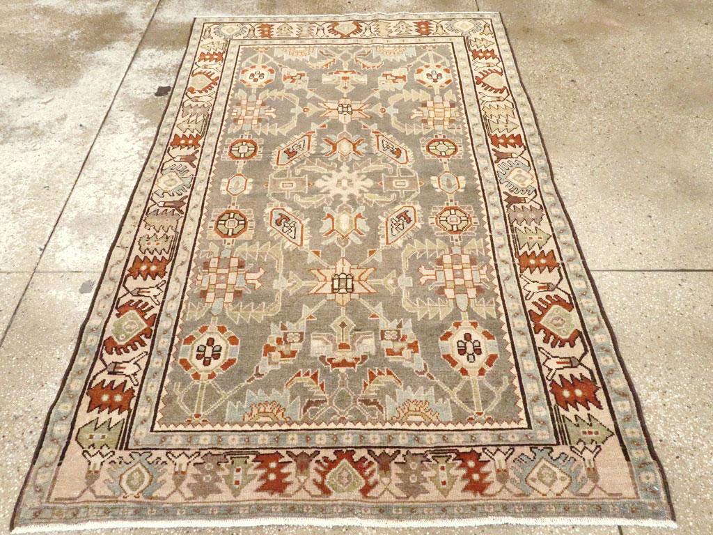 Un tappeto d'accento persiano vintage Malayer realizzato a mano nella metà del XX secolo.

Misure: 4' 5