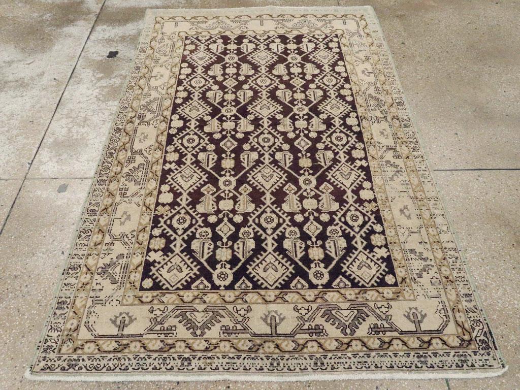 Un tappeto d'accento persiano vintage Malayer. Tre colonne di losanghe sfrangiate organizzano il campo di carbone di questo spargimento rustico persiano occidentale. Foglie corte, rosette e linee angolate costituiscono il resto del motivo del campo,