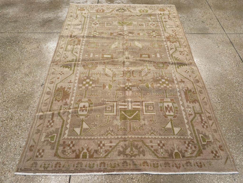 Un tappeto d'accento persiano vintage Malayer. Su un campo beige e tortora ben imbastito ci sono due colonne laterali di melograni colorati, tutti affiancati da una ripetizione di palmette quadrate e foglie rettangolari a strisce. Il bordo