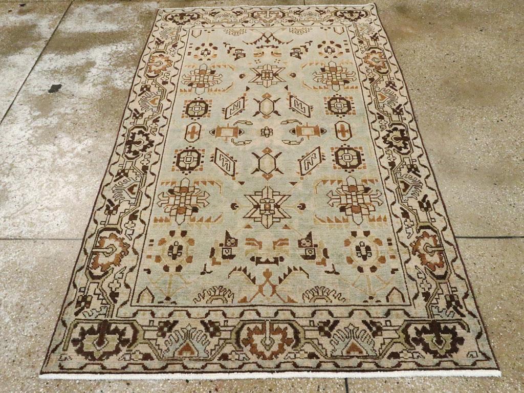 Un tappeto d'accento persiano vintage Malayer realizzato a mano nella metà del XX secolo.

Misure: 4' 5