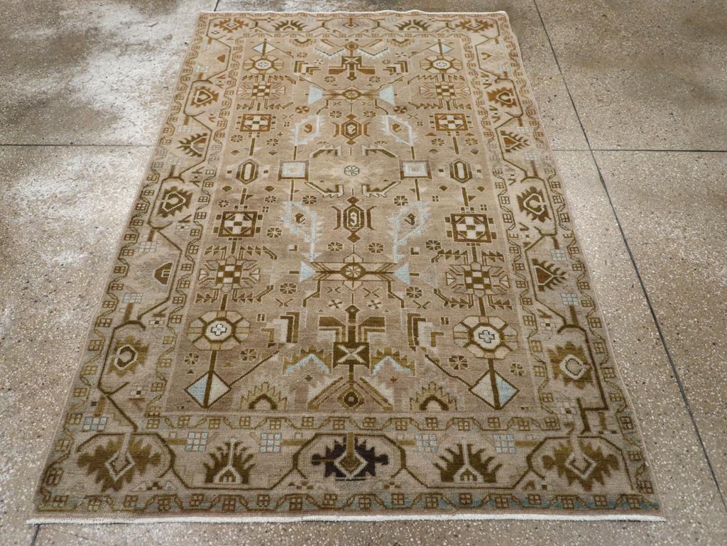 Un tappeto d'accento persiano vintage Malayer realizzato a mano nella metà del XX secolo.

Misure: 4' 5