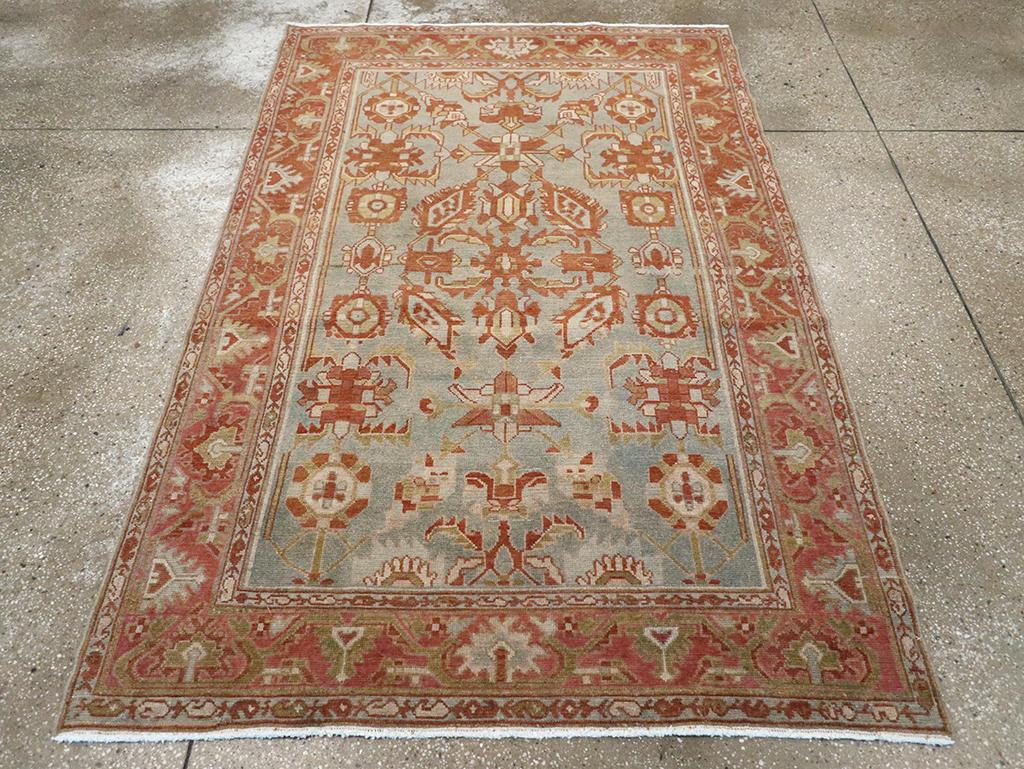 Un tappeto d'accento persiano vintage Malayer. Un caratteristico motivo Malayer del villaggio persiano occidentale, ma in una colorazione diversa con un campo grigio flanella delicatamente abraso che supporta gli ottagoni,  stelle e rombi inclinati