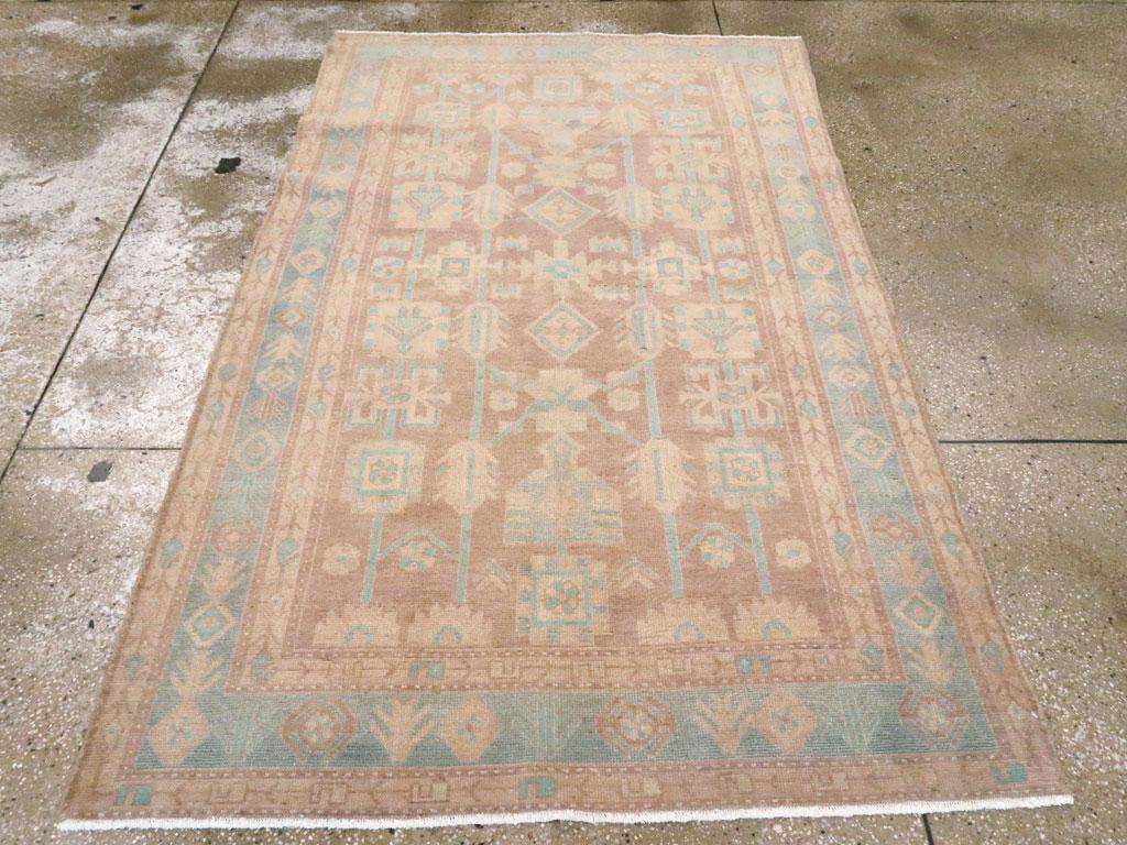 Un tappeto d'accento persiano vintage Malayer realizzato a mano nella metà del XX secolo.

Misure: 4' 5