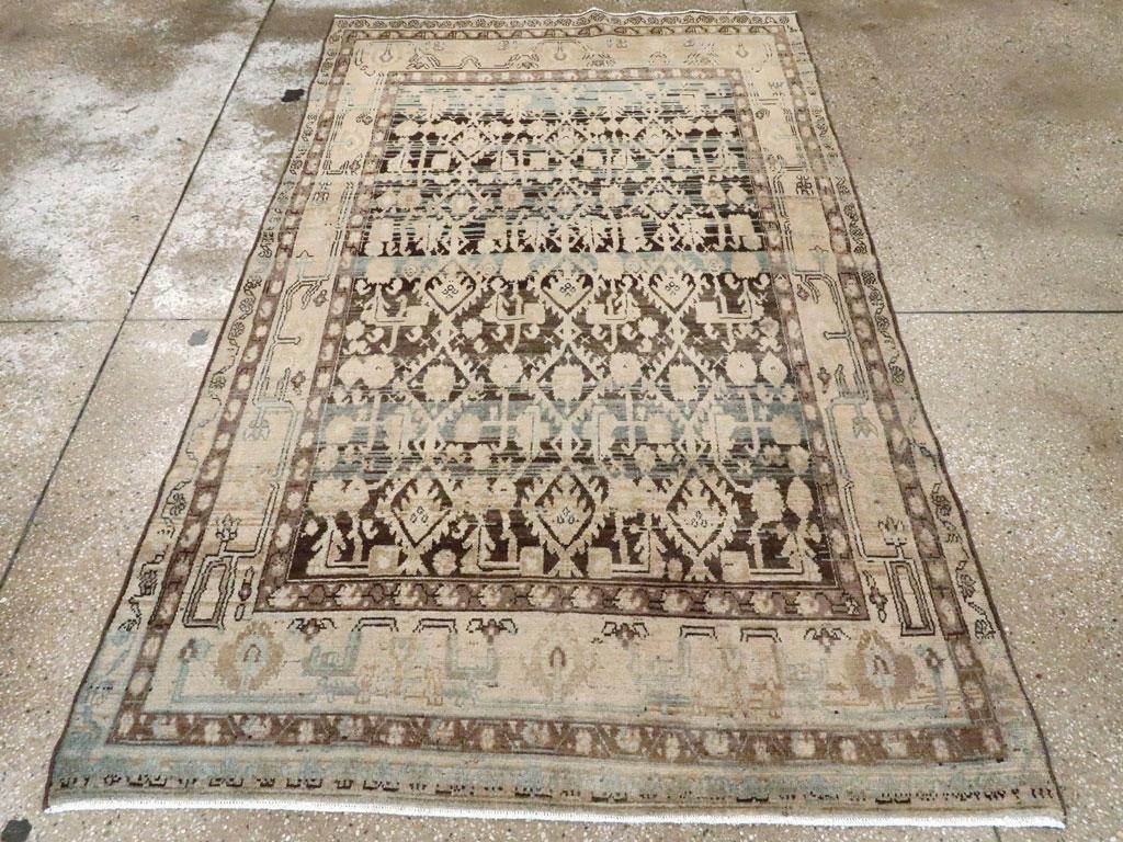 Ein alter persischer Malayer-Akzentteppich, handgefertigt in der Mitte des 20. Jahrhunderts.

Maße: 4' 5