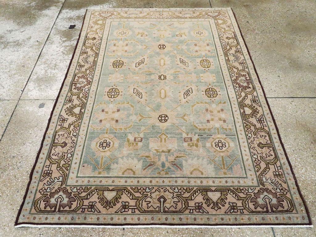 Ein alter persischer Malayer-Akzentteppich, handgefertigt in der Mitte des 20. Jahrhunderts.

Maße: 4' 6