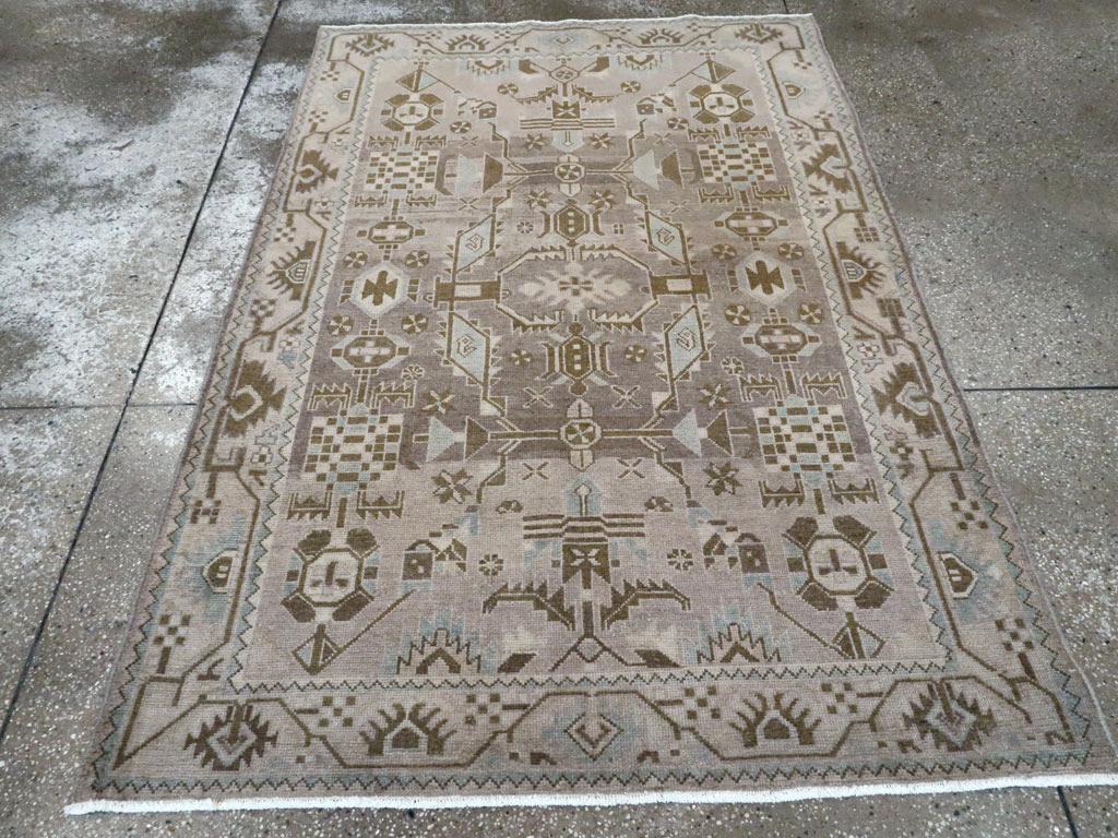 Ein alter persischer Malayer Akzentteppich. Farbige Sampler-Quadrate, Achtecke, faule und aufrechte Sechsecke und gebogene, steife, gezackte Blätter bilden zusammen ein dreispaltiges Allover-Muster auf dem abgewischten Graphitgrund. Diese reichlich