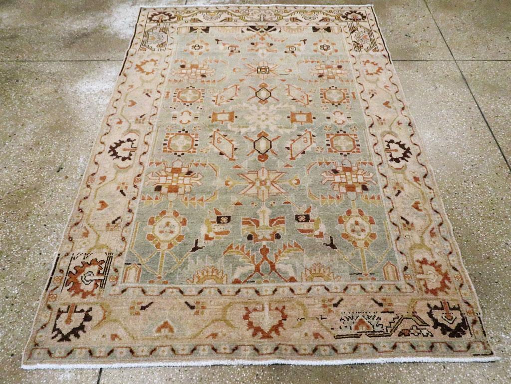 Un tappeto d'accento persiano vintage Malayer. Rispetto al tappeto n. 23481, al tappeto n. 23482 e al tappeto n. 23484, la tavolozza differisce radicalmente per il campo grigio-verde chiaro, l'assenza dell'arancione ruggine e l'uso meno marcato del