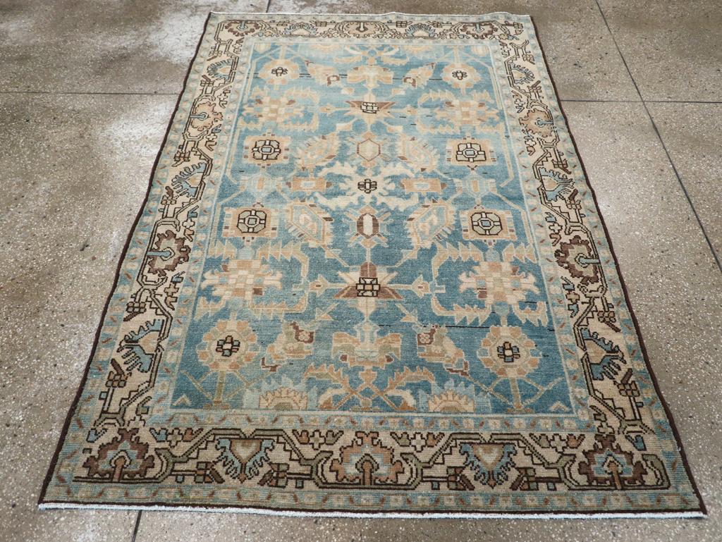 Un tappeto d'accento persiano vintage Malayer. Steli dritti in diagonale da un traliccio a losanghe di foglie frastagliate e piegate, quadrati, foglie-palmette oblique e palmette simmetriche stracciate sul fondo denim chiaro piacevolmente abraso e