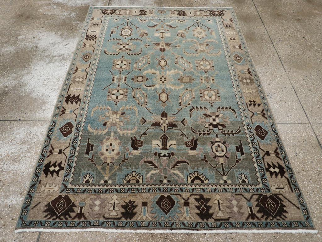 Ein alter persischer Malayer Akzentteppich. Palmetten in dunklem Umbra und gezackte Tannenzapfen bilden eine gut gezeichnete Bordüre auf strohbeigem Grund, die wiederum ein hellgraublaues Feld mit einem klassischen Malayer-Allover-Muster aus