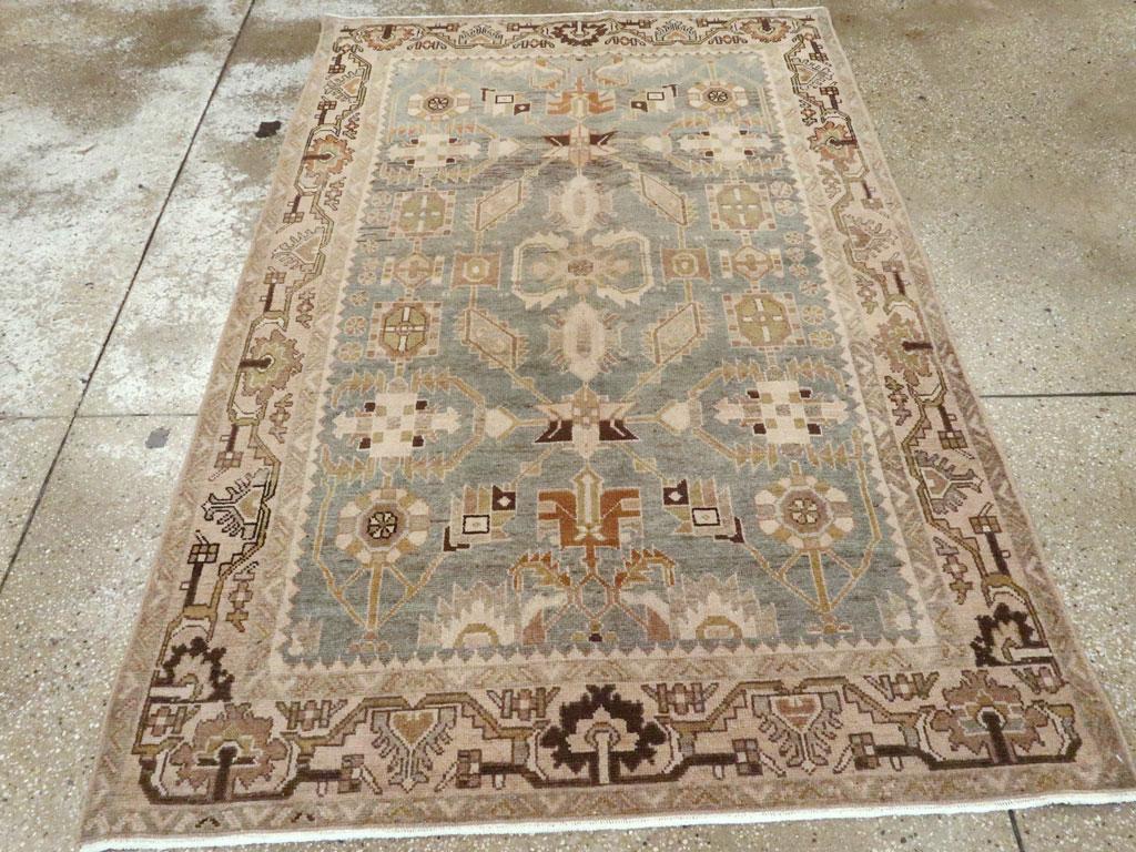 Ein alter persischer Malayer-Akzentteppich, handgefertigt in der Mitte des 20. Jahrhunderts.

Maße: 4' 6