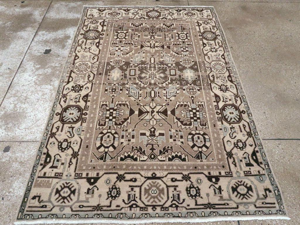 Ein alter persischer Malayer-Akzentteppich, handgefertigt in der Mitte des 20. Jahrhunderts.

Maße: 4' 6