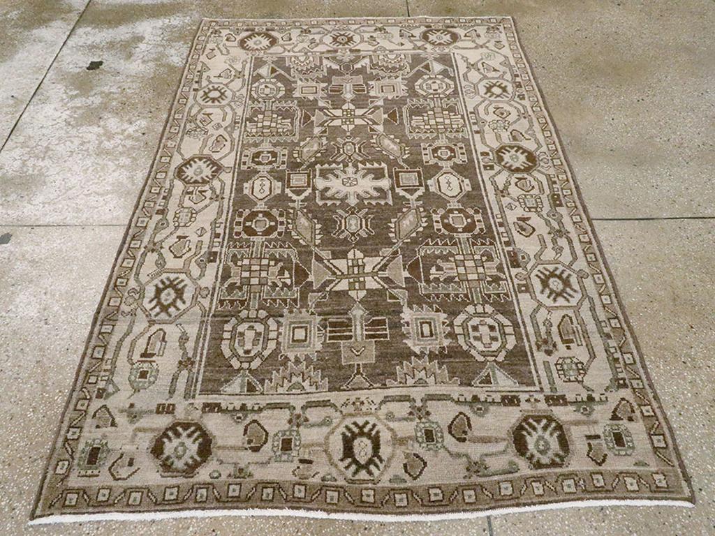 Ein alter persischer Malayer-Teppich. Das warme, nerzfarbene Feld zeigt rechtwinklig gezackte Blätter, Achtecke, kleine Farbmuster und gekippte Rhomben in einer beigen Bordüre mit einer rustikalen Dorfversion des Schildkrötenpalmettenmusters. Wir