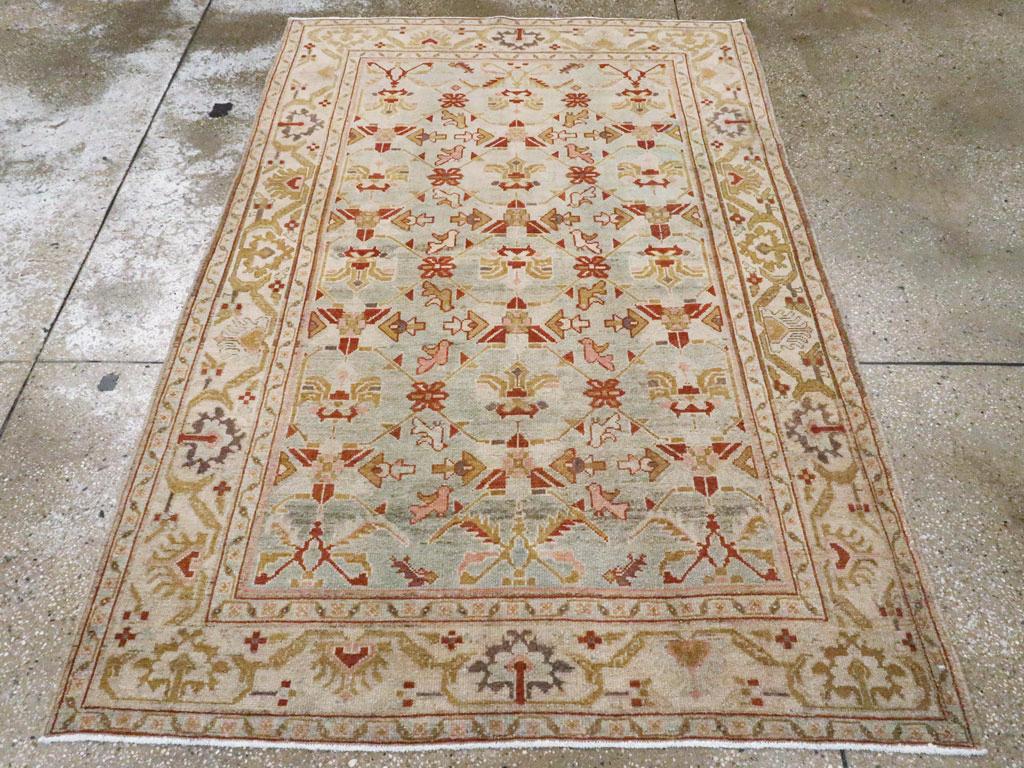 Un tapis d'accent persan Malayer vintage. Il s'agit d'un motif de palmette de Malayer attrayant, mais peu courant, avec de minuscules oiseaux volants soigneusement insérés. La rouille et le brun terre de sienne animent l'ensemble et une bordure