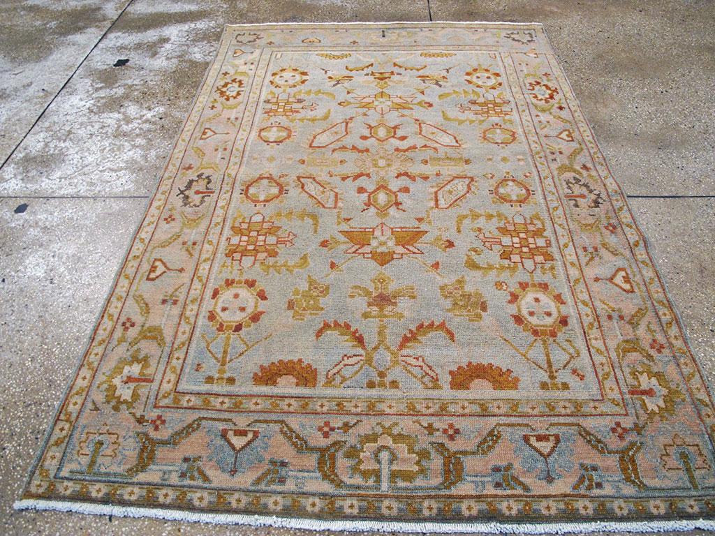 Ein alter persischer Malayer Akzentteppich. Das hellblaue Feld zeigt ein im Wesentlichen dreispaltiges Muster aus Oktogonen, Mosaikpalmetten, gebogenen Bitonalblättern, Schildkrötensechsecken und gekippten Paramecien, akzentuiert in Rost und Siena,