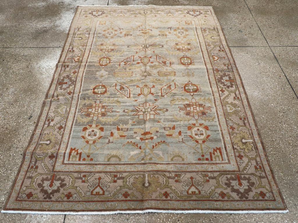 Una alfombra de acento persa Malayer vintage. Igual que la alfombra 22774, con un diseño más abierto y un campo gris paloma más estriado y desgastado, los detalles en marrón rojizo destacan tanto en el campo como en el borde, con sus palmetas