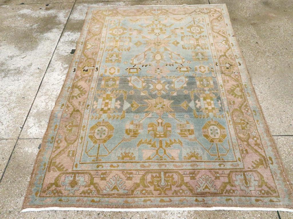 Una alfombra de acento persa Malayer vintage hecha a mano a mediados del siglo XX.

Medidas: 4' 7