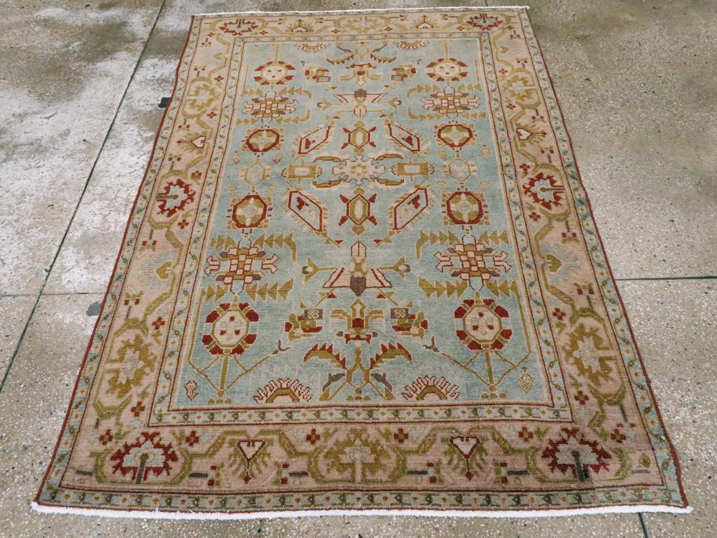 Ein alter persischer Malayer-Akzentteppich, handgefertigt in der Mitte des 20. Jahrhunderts.

Maße: 4' 7