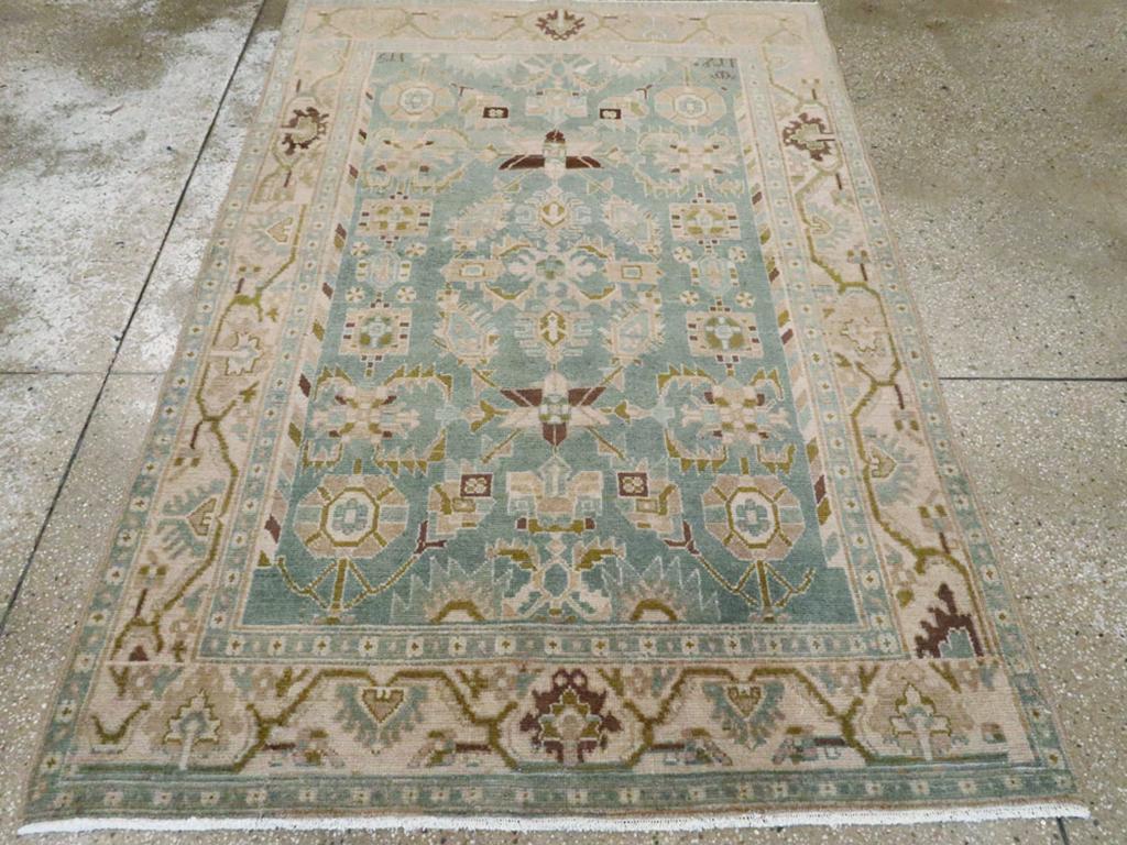 Un tapis d'accent persan Malayer vintage. Sur un champ graphite clair abrasé, de grands octogones se mêlent à de plus petits motifs en boîte, et quelques accents marron foncé deux palmettes super-stylisées sur ce motif Malayer toujours populaire,