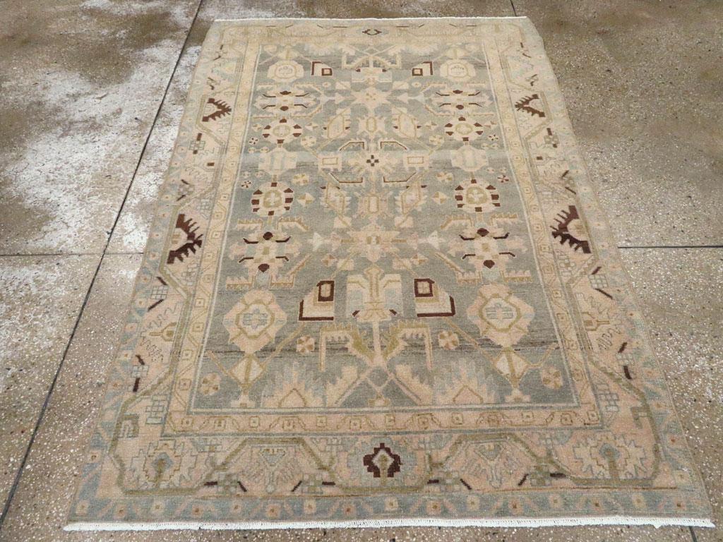 Ein alter persischer Malayer Akzentteppich. Bei diesem rustikalen westpersischen Dozar (4' x 6') mit einem charakteristischen hellen All-Over-Feldmuster aus geometrischen Rosetten fällt der Blick zunächst auf vier dunkle, bernsteinfarbene Dreiecke