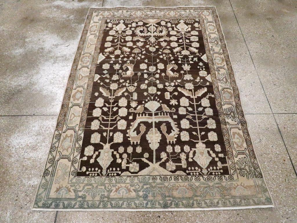Un mucchio di lana con nodi simmetrici su una base di cotone. La linea centrale è accentuata da due coppie di foglie spinate e a spirale, affiancate da quattro vasi schematici, ognuno dei quali sostiene un alto stelo fiorito. Fiori piccoli e