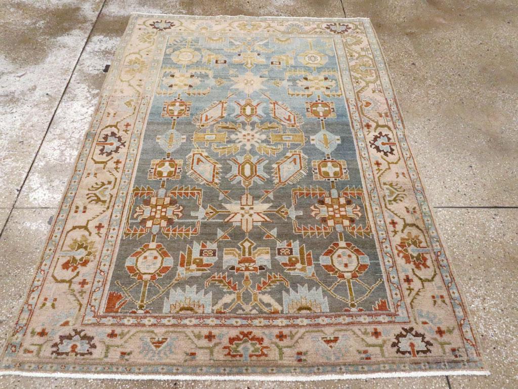 Una alfombra de acento persa Malayer vintage. Sobre un fondo azul grisáceo, estrellas, hojas curvadas dentadas, octógonos anidados y rosetas en cuadrados forman un motivo de tres columnas con la más leve conexión con el diseño tradicional Herati. El