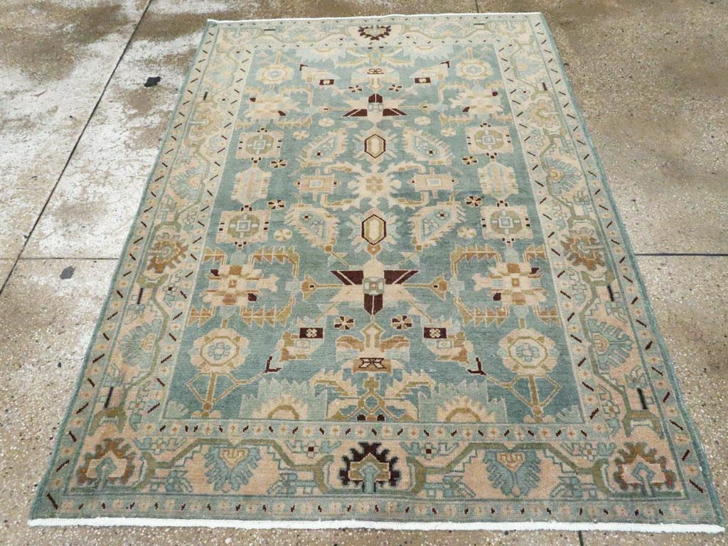 Una alfombra de acento persa Malayer vintage hecha a mano a mediados del siglo XX.

Medidas: 4' 8