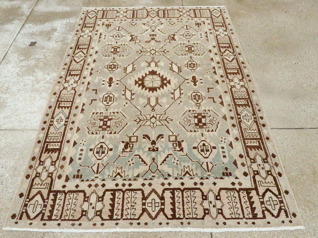 Una alfombra de acento persa Malayer vintage hecha a mano a mediados del siglo XX.

Medidas: 4' 8
