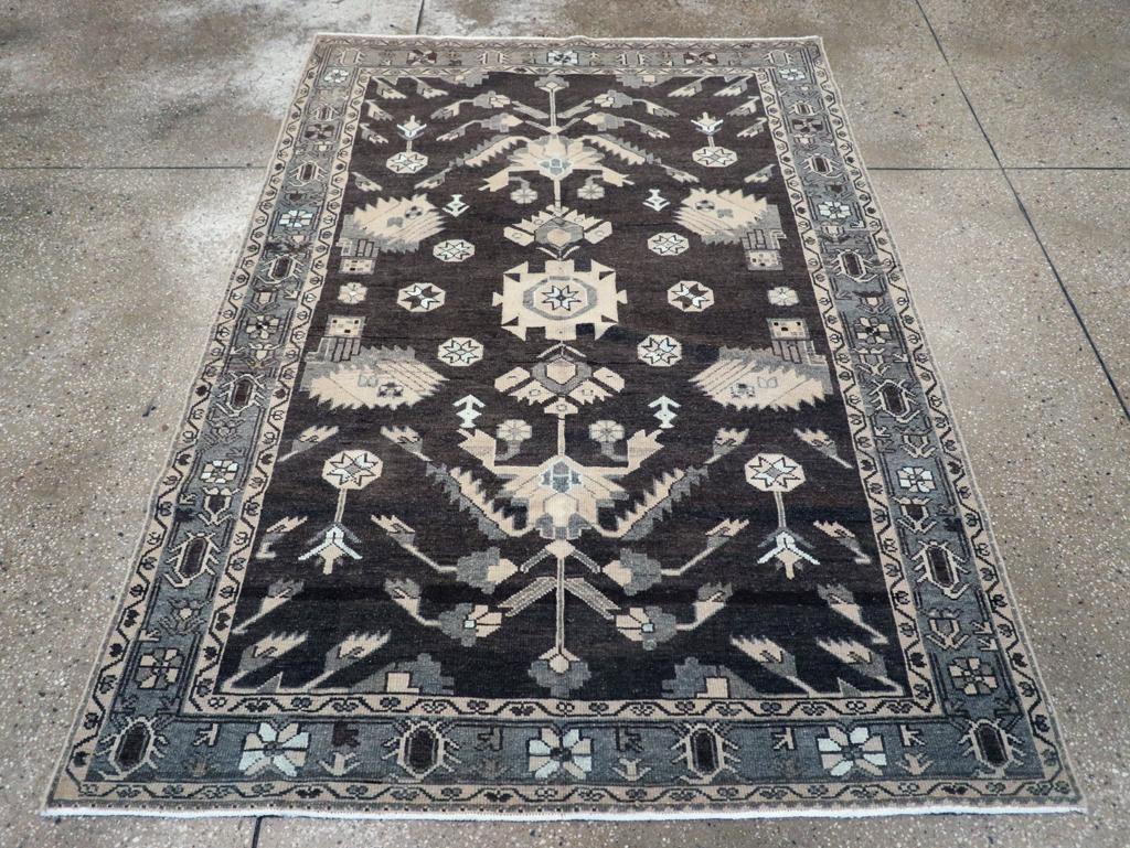 Una alfombra persa Malayer Accent vintage. Este esparcidor rural persa occidental de trazo nítido presenta un fondo marrón chocolate con un esbelto eje central acentuado con palmetas angulosas y un octógono central en forma de 