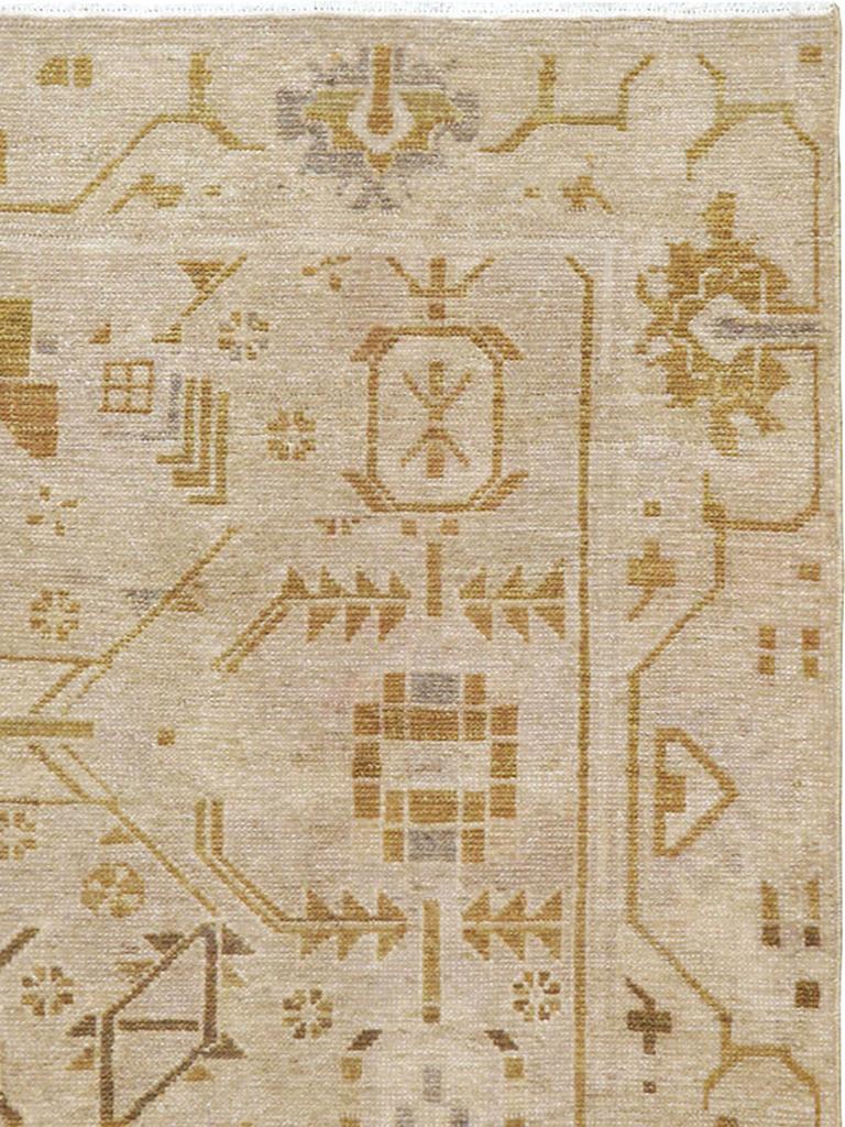 Un tapis d'accent persan Malayer vintage. Nous possédons un certain nombre de parterres et de chemins de table dans ce motif dans notre vaste inventaire et cet exemple est fort de ses détails rouille et marron du motif essentiellement géométrique. 