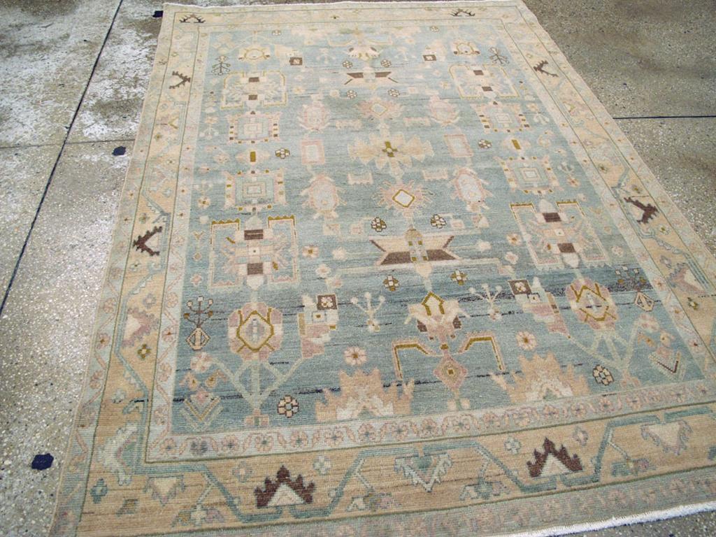 Una alfombra de acento persa Malayer vintage. Los acentos de ladrillo en las palmetas del borde piramidal son los elementos más llamativos del marco mayor de paja, mientras que el campo de perlas a grafito, bien raspado, muestra un conjunto