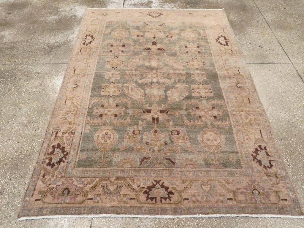 Una alfombra de acento persa Malayer vintage hecha a mano a mediados del siglo XX.

Medidas: 4' 8