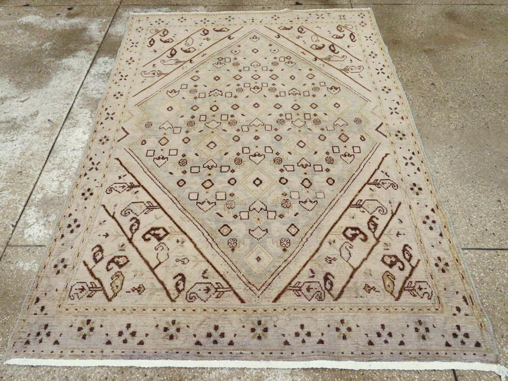 Una alfombra de acento persa Malayer vintage hecha a mano a mediados del siglo XX.

Medidas: 4' 9