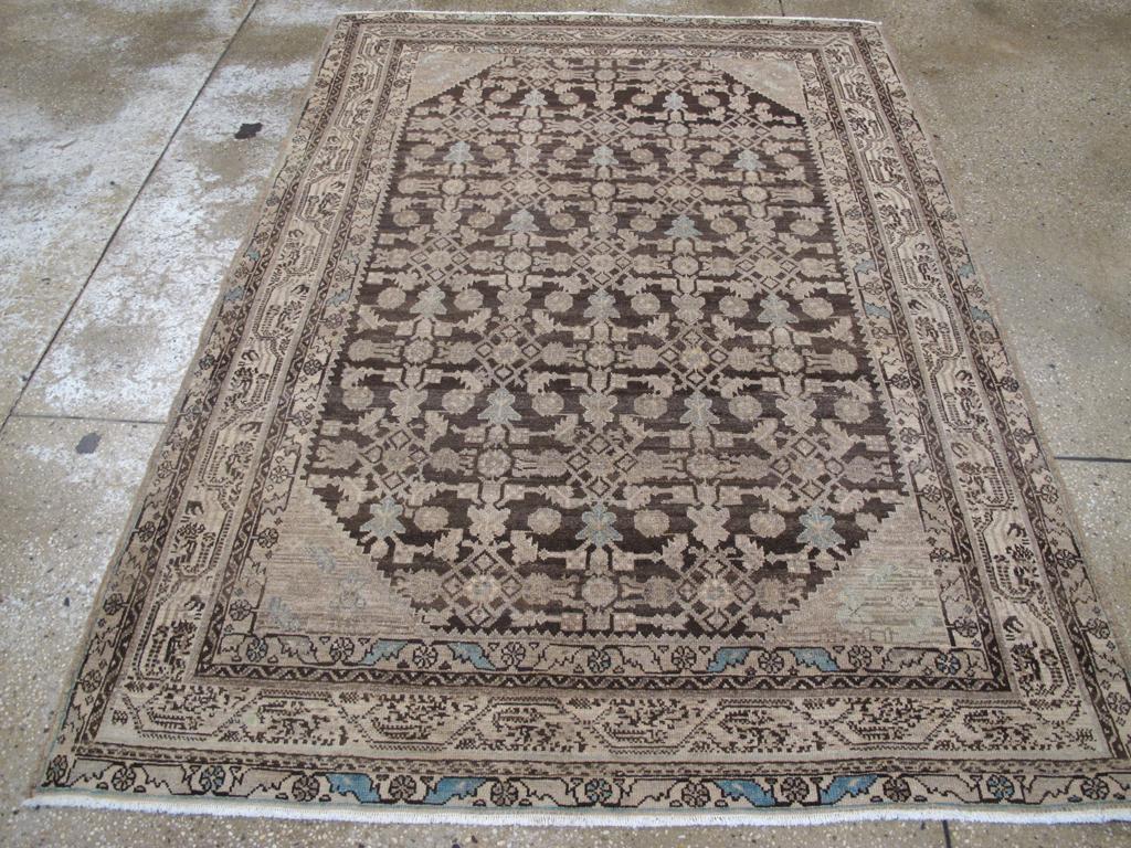 Un tapis d'accent persan Malayer vintage. Bien qu'il y ait réellement cinq colonnes dans le motif Herati, on dirait qu'il y en a deux ou trois sur le champ de charbon de bois à bords dentelés.  La bordure principale, de couleur ivoire, présente une