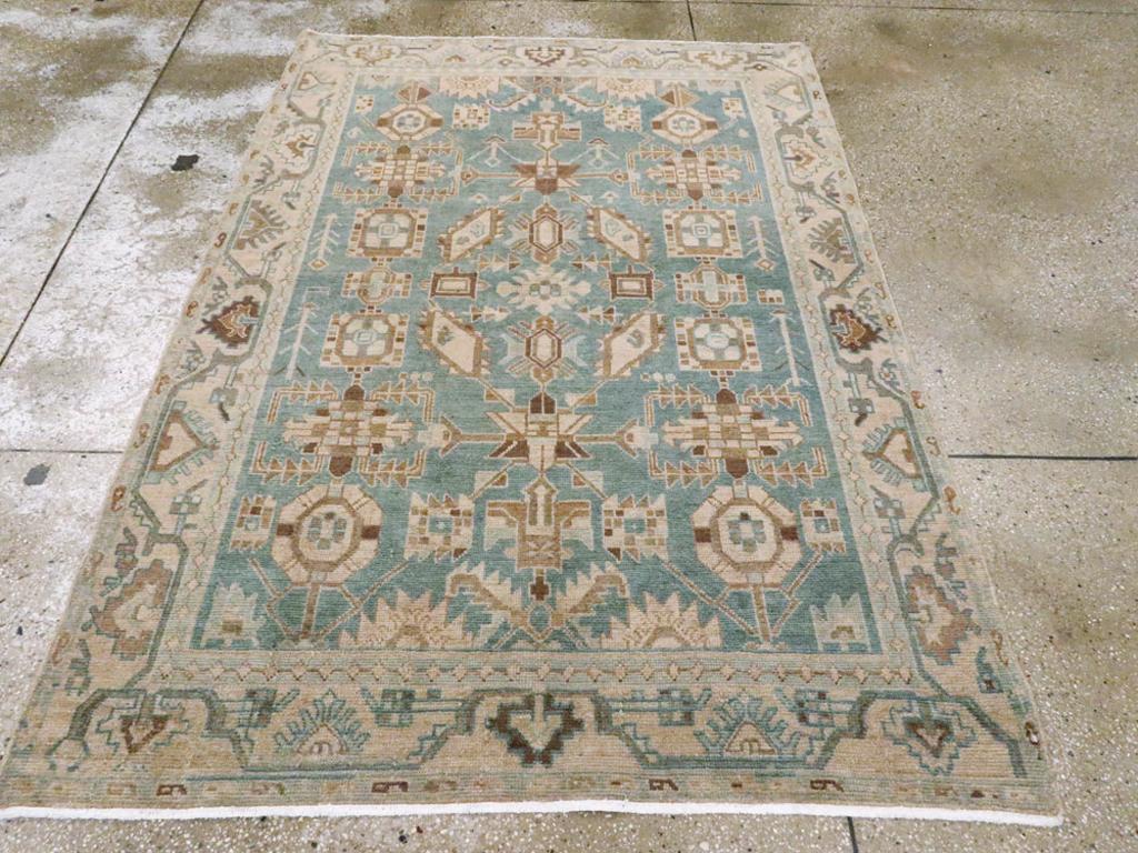 Una alfombra de acento persa Malayer vintage. Uno de nuestros modelos Malayer favoritos. Aquí el fondo de grafito medio muestra tres columnas de romboides dentados, octógonos cajeados, octógonos segmentados y hojas dobladas en diente de sierra. La