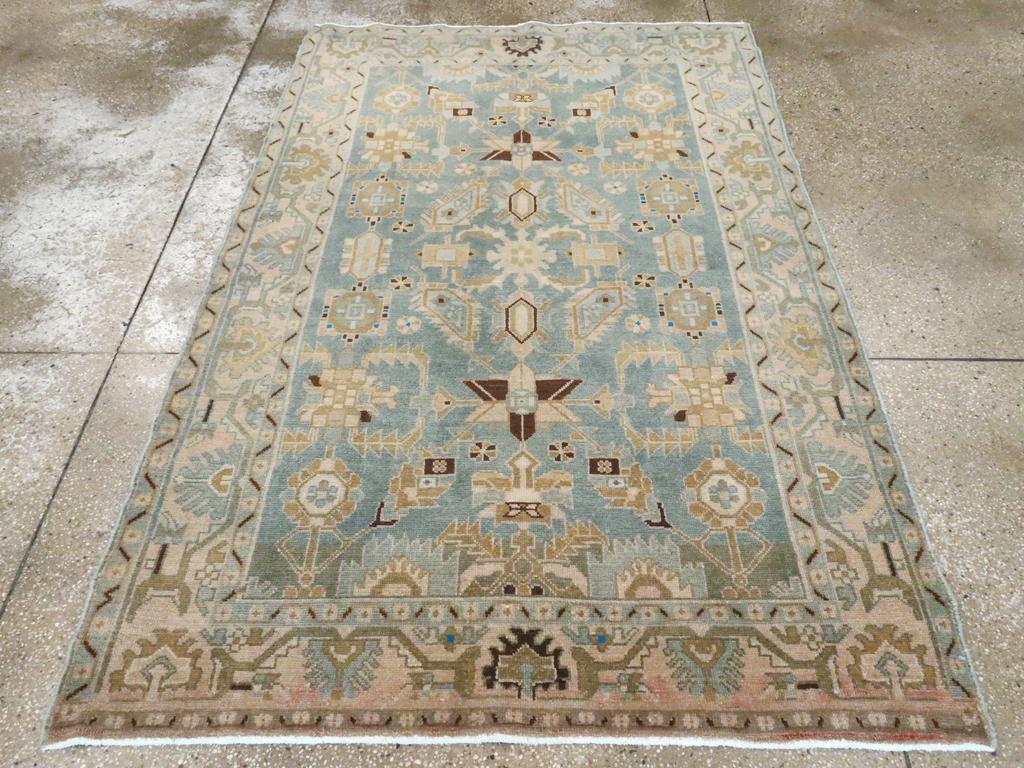 Una alfombra de acento persa Malayer vintage hecha a mano a mediados del siglo XX.

Medidas: 4' 9