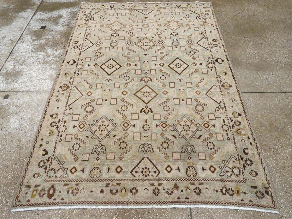 Ein alter persischer Malayer Akzentteppich. Nicht jedes Element des allover Herati-Musters auf dem hellbeigen Grund ist gleich stark ausgeprägt.  Die offenen Rauten in Dunkelbraun, einige bernsteinfarbene einfache Palmetten und zahlreiche kleine