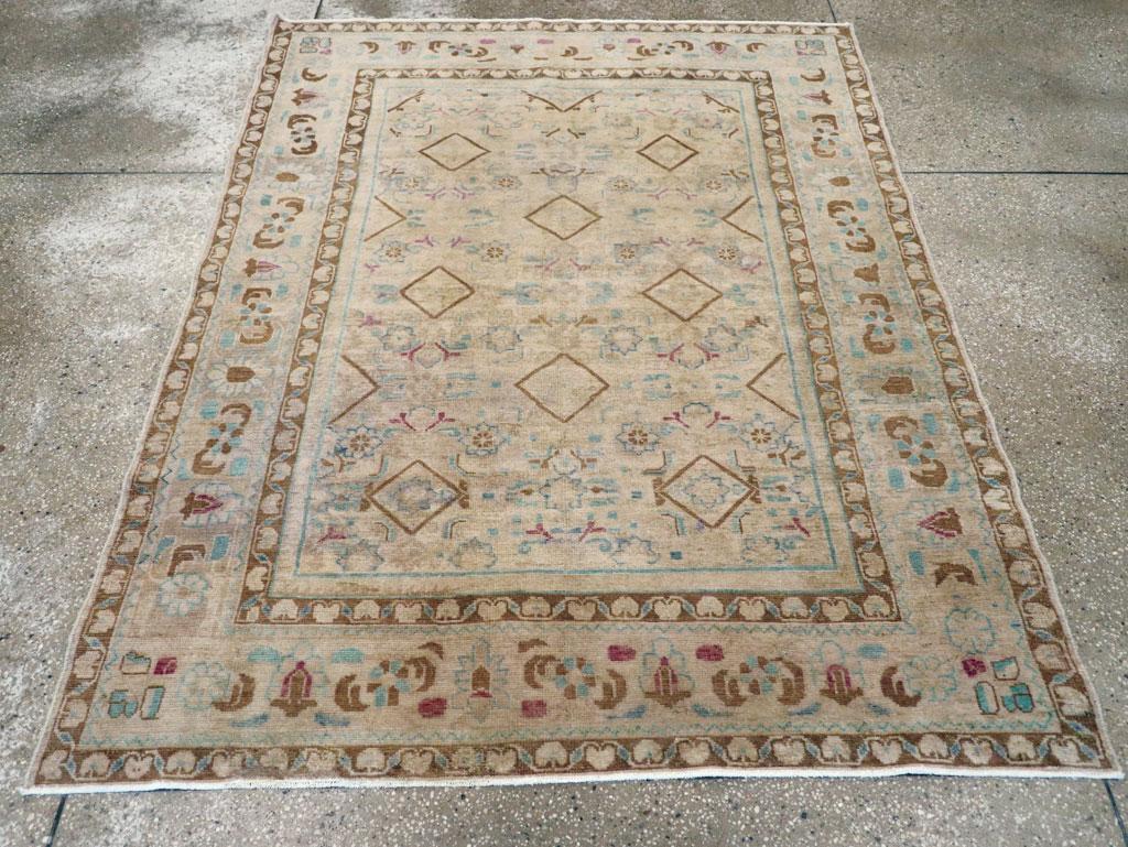 Una alfombra de acento persa Malayer vintage. Los rombos abiertos de color marrón siena son, con mucho, las partes más visibles del tenue motivo Herati sobre el suelo de paja de esta dispersión de pueblo del oeste de Persia. Las hojas de 