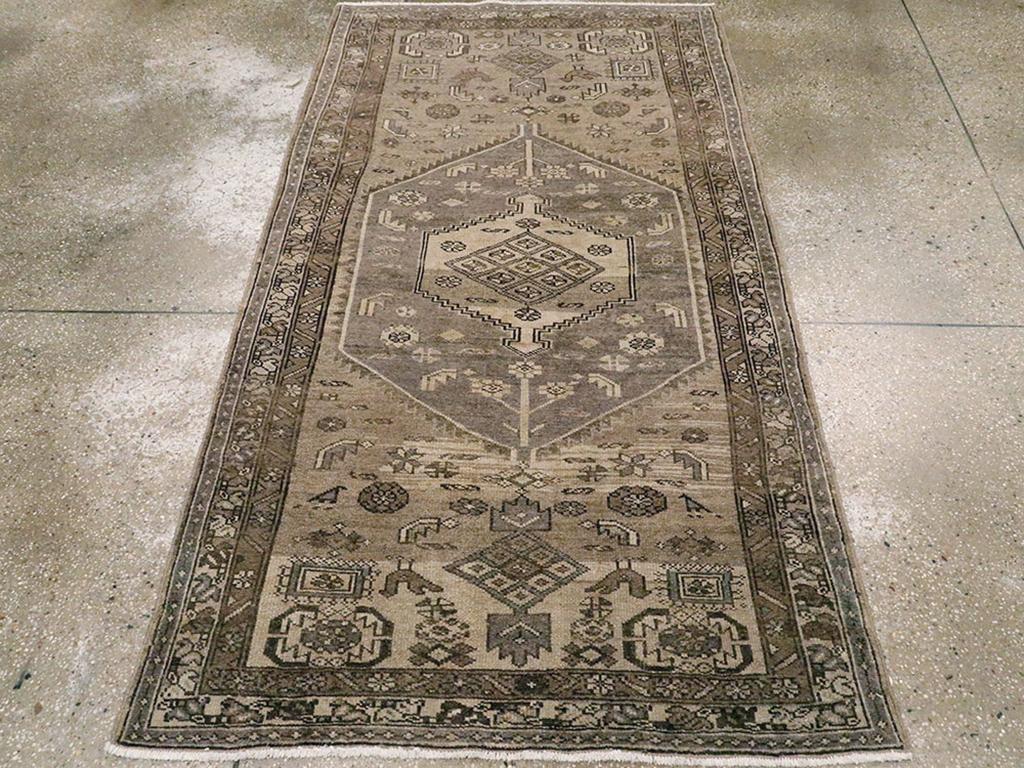 Una alfombra de acento persa Malayer vintage hecha a mano a mediados del siglo XX.

Medidas: 3' 8