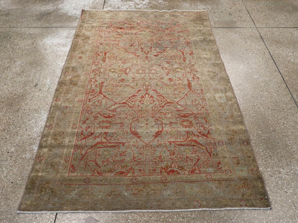 Ein alter persischer Malayer Akzentteppich. Die Palette ist schmal, aber die Komposition ist komplex, mit Palmetten und großen gegabelten Blättern und steifen arabesken Ranken auf dem eichhörnchengrauen Grund. Konturen und Details sind in einem