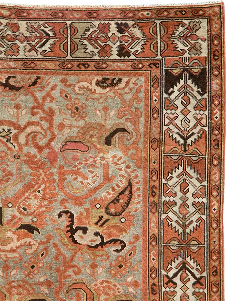 Un tapis d'accent persan Malayer vintage. Un motif visuellement dynamique dérivé du textile, composé de rangées de botehs et de vignes inclinés, élaborés et fleuris, remplit le champ de couleur havane de cet attrayant objet dispersé dans la ville de