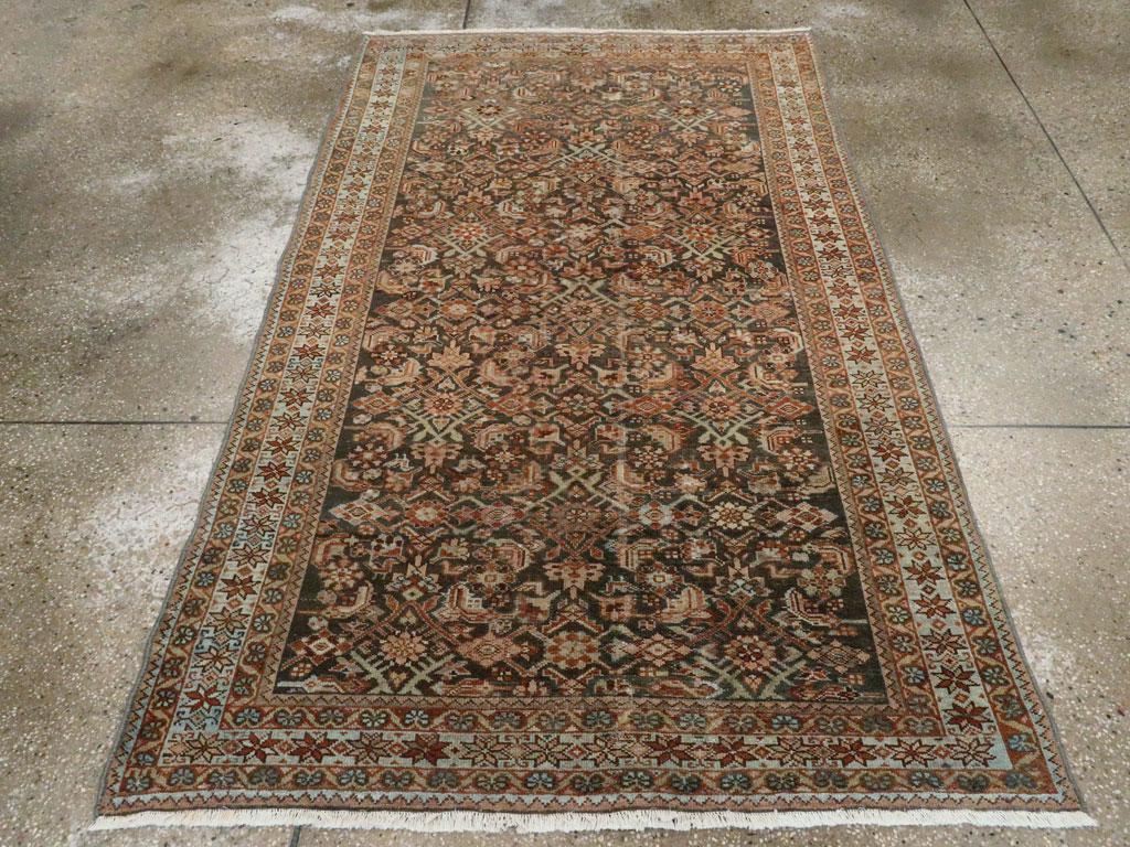 Ein alter persischer Malayer Akzentteppich. Zahlreiche freche kleine Vögelchen haben sich in das Kohlefeld mit seinem detailreichen Allover-Herati-Muster in einem hellen Blaugrau eingegraben. Derselbe Ton erdet die mit Sternen gefüllte