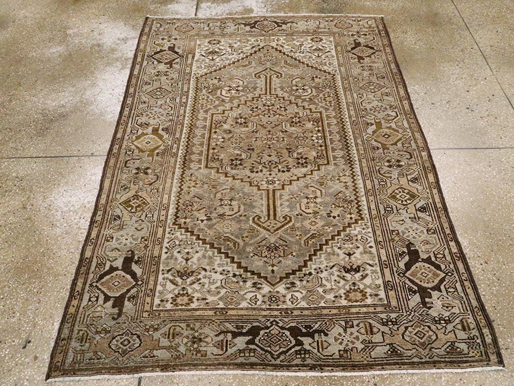Un tapis d'accent persan Malayer vintage. Un sous-champ hexagonal en gradins en graphite du motif Herati centre un médaillon en gradins beige décoré de la même manière avec des fleurons en forme de flèche. Le champ d'ivoire se manifeste dans les