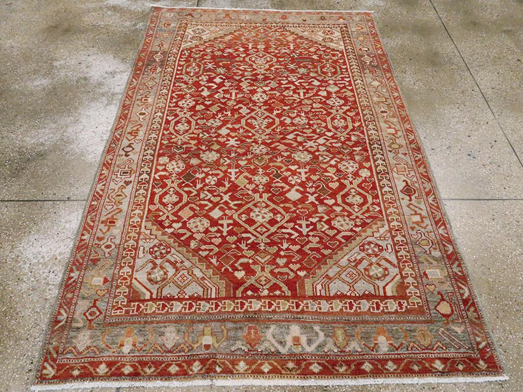 Un tapis d'accent persan Malayer vintage. Bien que le champ de briques présente quelques losanges ouverts Herati, il ne s'agit pas d'un tel motif, mais de plusieurs figures humaines en bâton, d'oiseaux, d'animaux et de nombreux botehs, tous non