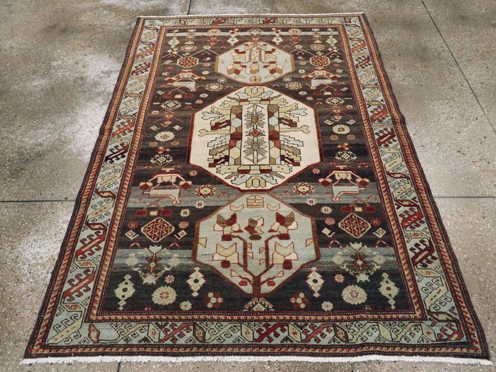 Un tappeto d'accento persiano vintage Malayer. Questo villaggio persiano occidentale ha un'aria da Kazak a tre medaglioni. Il campo in carbone, notevolmente abraso, è centrato da un audace ottagono avorio che racchiude una colorata palmetta