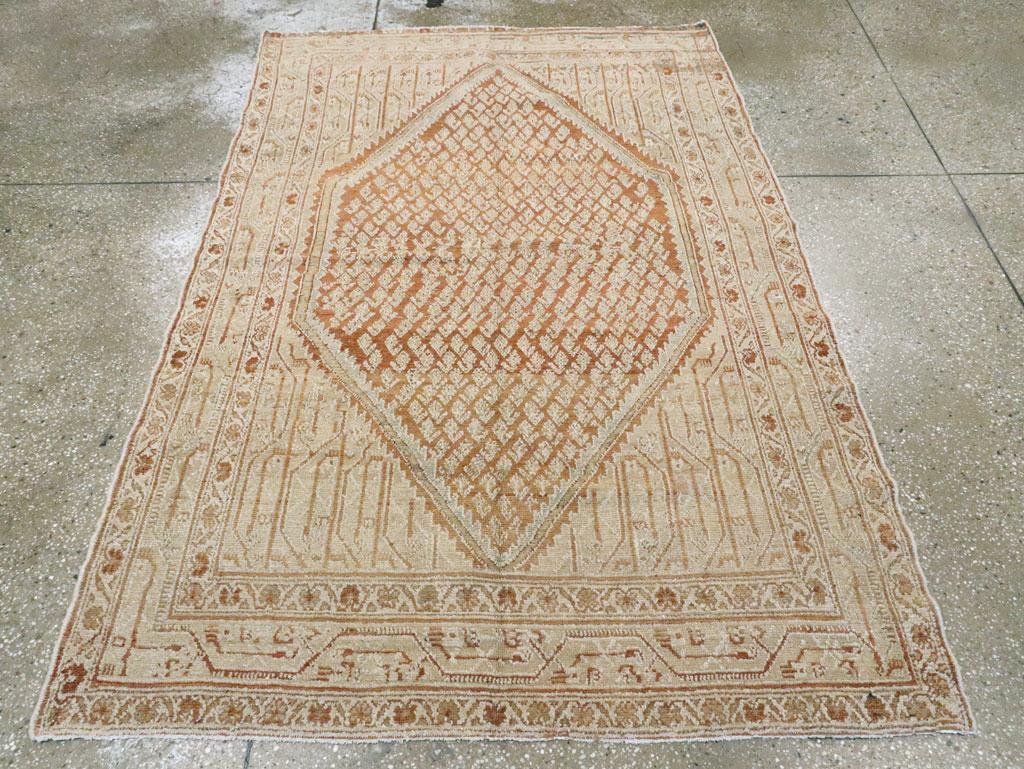 Un tapis d'accent persan Malayer vintage. Des centaines de minuscules botehs se pressent sur le panneau central hexagonal rouillé de cet objet dispersé dans la région de Hamadan. Des botehs d'un style différent, poussant à partir de vignes à