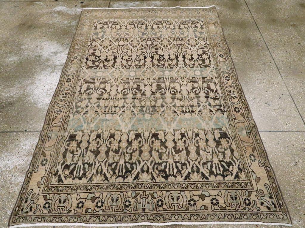Un tappeto d'accento persiano vintage Malayer. Un'altra ingegnosa versione Malayer del motivo Herati di base con una disposizione 4/3/4... di losanghe alte e aperte su un fondo abrasivo di ardesia e carbone. Il bordo color tortora di questo vassoio